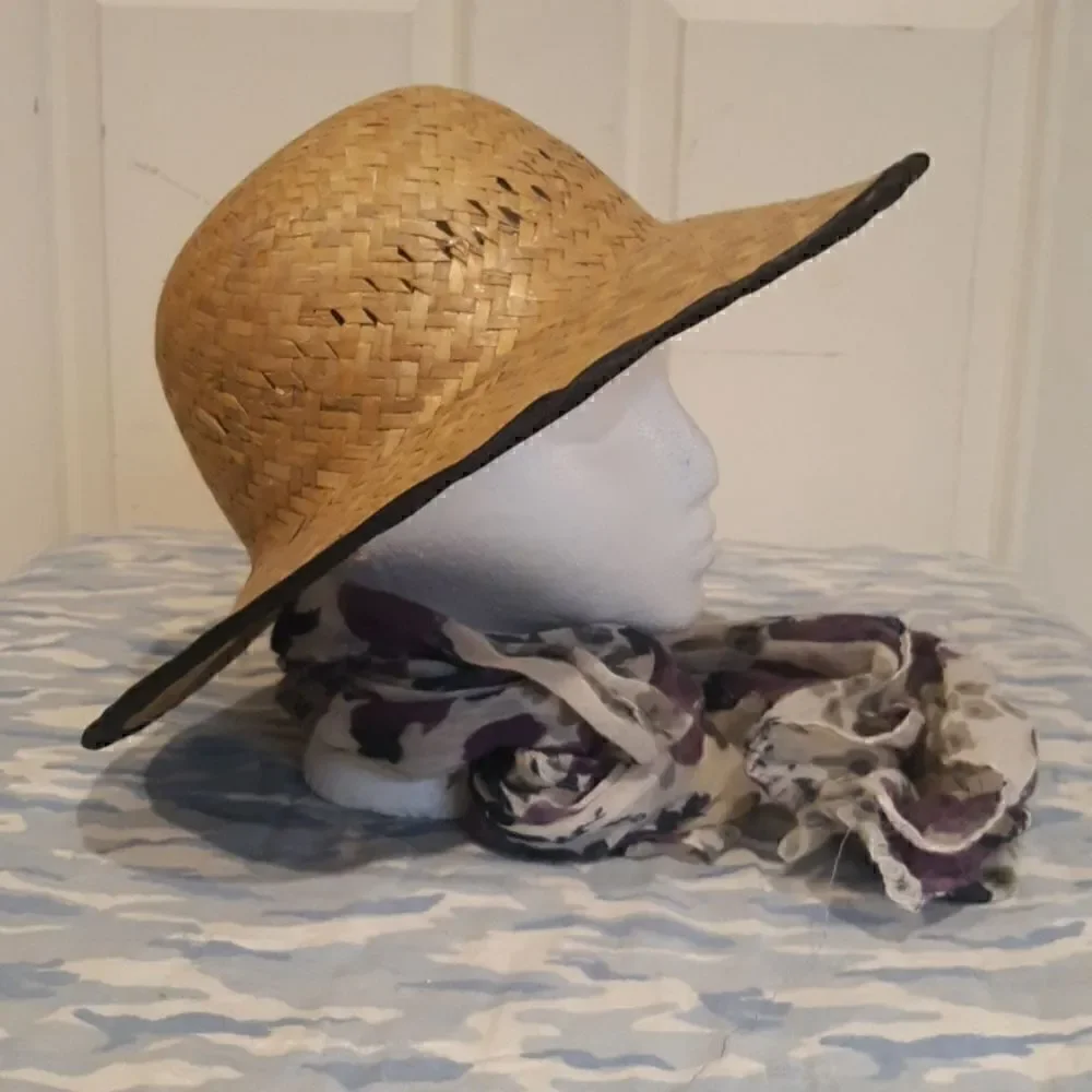 Straw sun hat. Womens